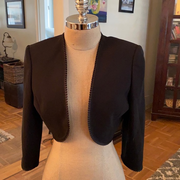 Tahari Jackets & Blazers - Tahari stunning cropped jacket with beautiful trim